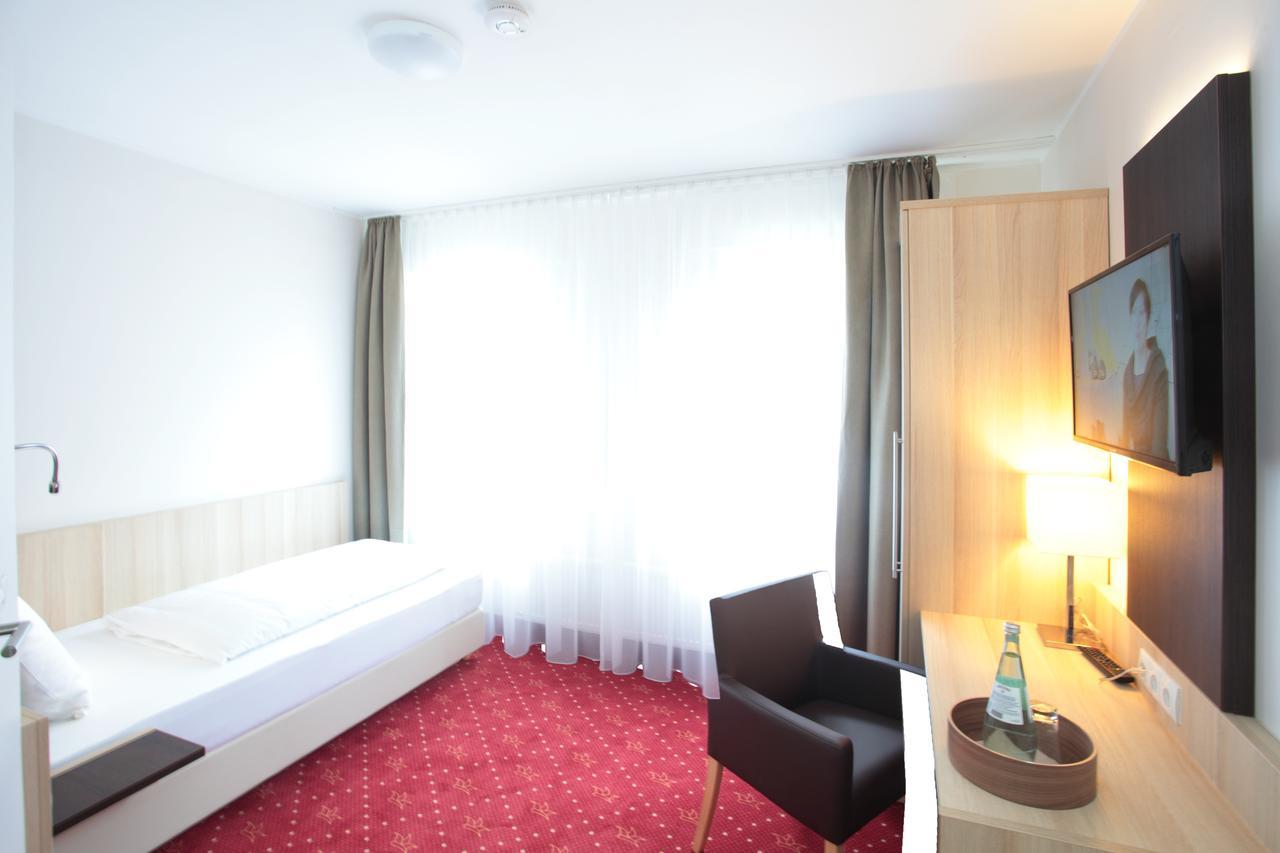Hotel Zur Schloss-Schenke 노이비트 외부 사진